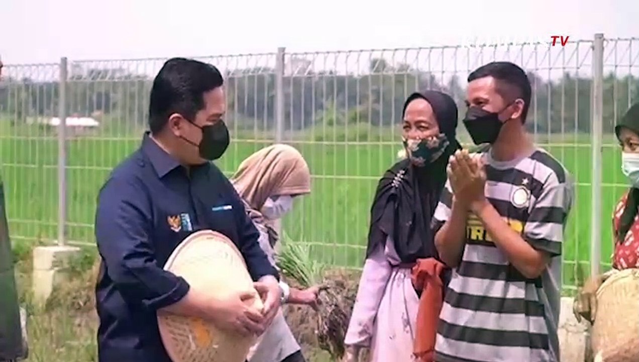 Momen Erick Thohir Bertemu Petani Kenakan Jersey Inter Milan di Kebumen
