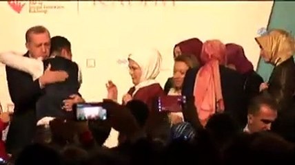 Sahneye atlayıp Erdoğan’a sarıldı!