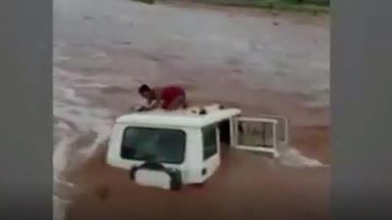 Car swept away by Cyclone Yaas in Latehar
