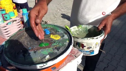 Yaşadıkları sokağı açık hava resim sergisine çevirdiler