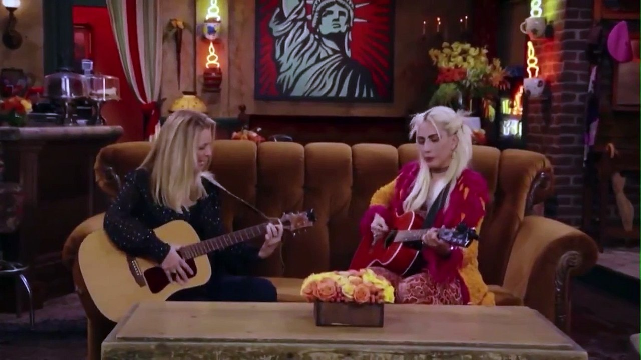 Lady Gaga et Lisa Kudrow chantent "Smelly Cat" dans "Friends"