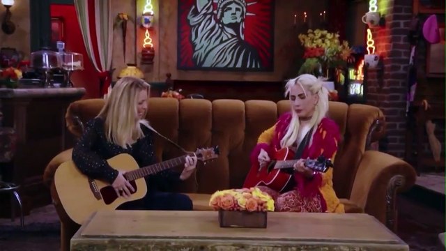 Lady Gaga et Lisa Kudrow chantent Smelly Cat dans Friends
