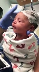 İlk defa saçları yıkanan paylaşım rekoru kıran bebek!