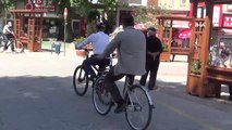Belediye başkanının bisikleti makam aracı oldu