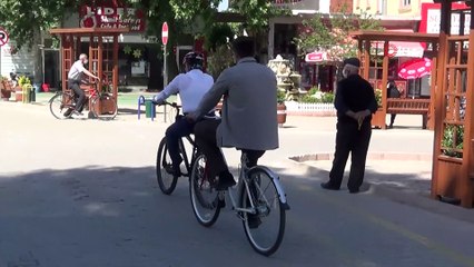 Belediye başkanının bisikleti makam aracı oldu