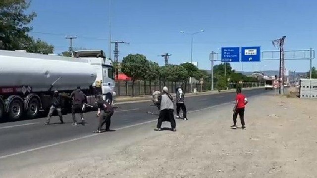 Kara yolunda tehlikeye rağmen sopalı kavga