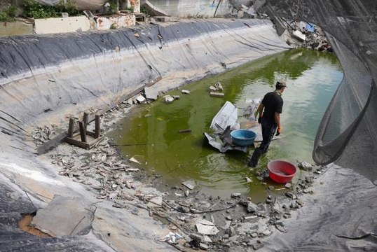 İsrail'in Gazze saldırılarında tek geçim kaynağı balıkçılık olan Filistinlinin balık çiftliği yerle bir oldu