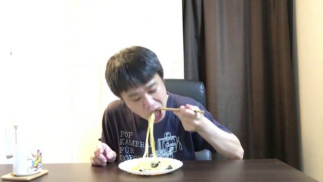 comment cuisiner et manger des pâtes avec du shirasu(poisson blanc) et des algues wakame