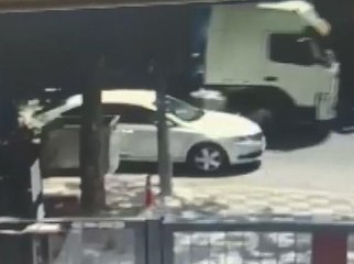 ATAŞEHİR'DE TIR'DAN İNEN KİŞİ YERE DÜŞEN CÜZDANI ALARAK BÖYLE UZAKLAŞTI