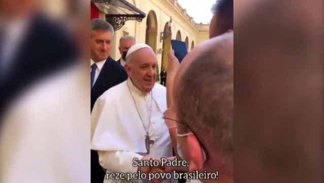 Vocês não têm salvação, muita cachaça e pouca oração , brinca Papa sobre brasileiros. Assista