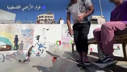لاعبو السكيتبورد والباركور في غزة يعودون إلى ممارسة رياضتهم