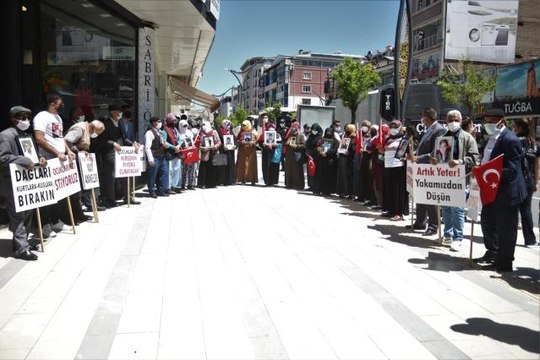 Son dakika haber! HDP önünde çocukları için eylem yapan Vanlı anneler: Zafer bizim olacak