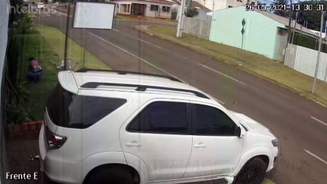 Após colisão, carro é jogado para à 'calçada' e, por muito pouco, mulher não é atingida; Veja o vídeo