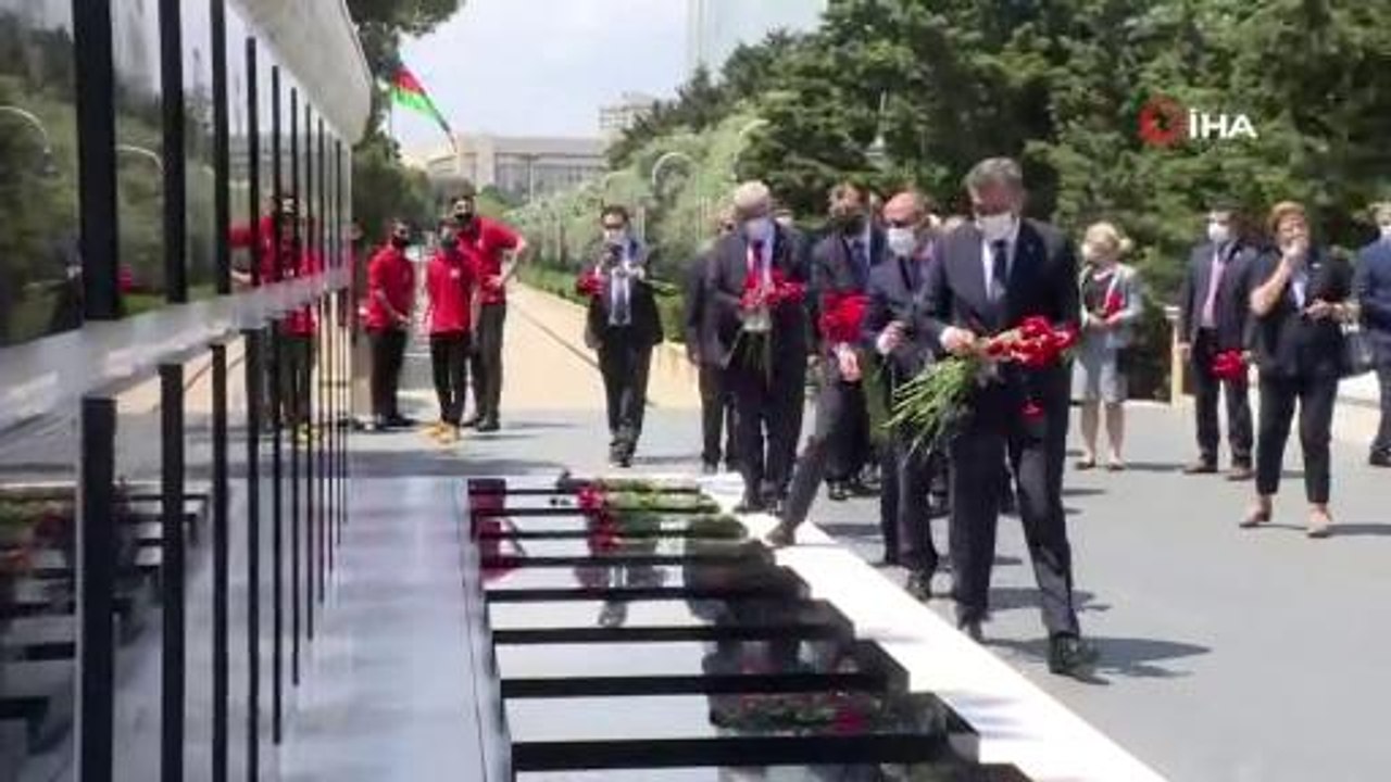 Son dakika haber: Bakan Selçuk, Bakü'de Haydar Aliyev'in mezarı ile şehitlikleri ziyaret ettiSelçuk, Azerbaycanlı mevkidaşı Amrullayev ile görüştü