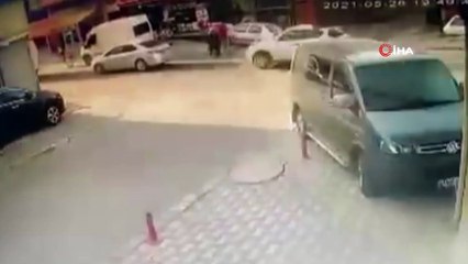 Otomobil iki kardeşe çarptı, o anlar kameraya böyle yansıdı