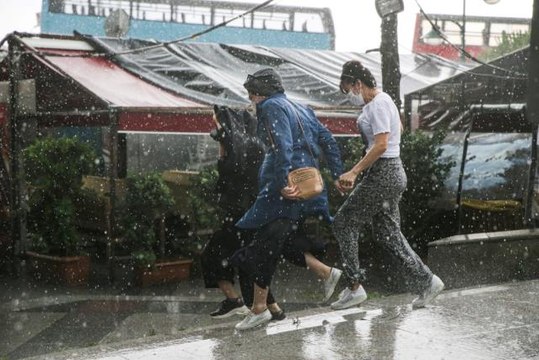 İstanbul'da camları titreten gök gürültüsü! Gün bir anda geceye döndü