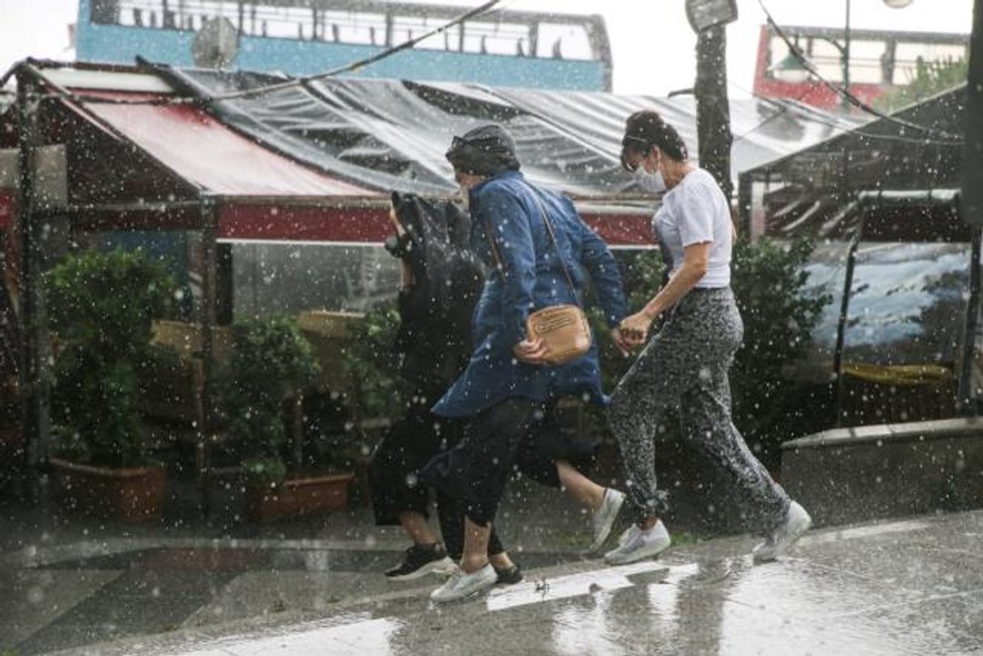 İstanbul'da camları titreten gök gürültüsü! Gün bir anda geceye döndü