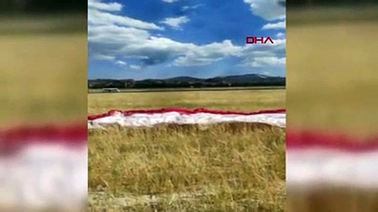 Burdurlu çiftçiden tarlasına inen Kanadalı paraşütçüye uyarı:  Sorry sorry diyon yine de iniyon, döverler bak burada