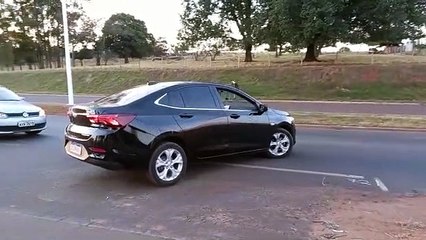 Motoristas invadem ciclovia para furar bloqueio para obras em Umuarama