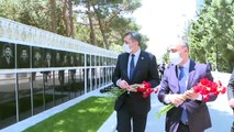 BAKÜ - Milli Eğitim Bakanı Ziya Selçuk, Azerbaycan'da şehitlikleri ziyaret etti