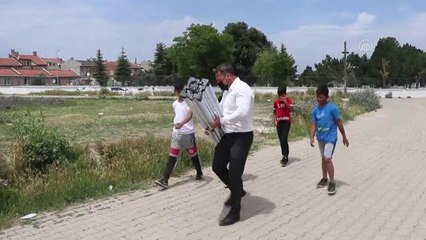 Açık havada oluşturulan sınıfta öğrencilere destekleme eğitimi veriliyor