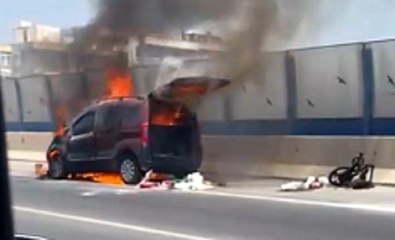 Bir anda alev alan aracını söndürmek isterken yaralandı