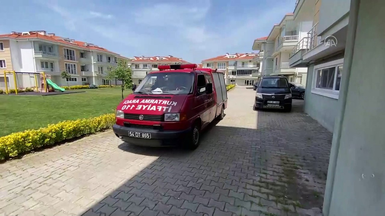SAKARYA - Aracın motor ve tekerlek kısmına giren yavru kediler itfaiye ekiplerince çıkarıldı