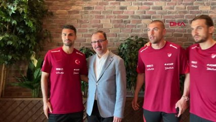 Son dakika haberleri! SPOR Bakan Kasapoğlu Bayrağımızı dalgalandırarak bizi sevindirdiler