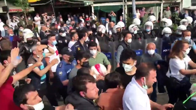 Artvin'in Hopa ilçesinde yapılan 'çayda kontenjan' protestosuna polis müdahalesi