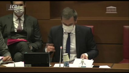 "Si quelqu'un est malade, on va pas lui demander s'il a le bon papier"