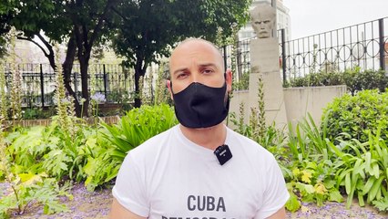 Un activista cubano agredido por un político de IU: "Sánchez da dinero a la dictadura y eso es más opresión"