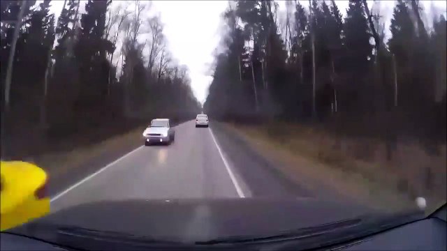 Ce conducteur se prend un pneu de voiture sur le pare-brise