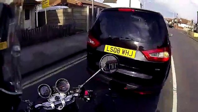 Ce motard sympa va faire la journée de cet enfant... adorable