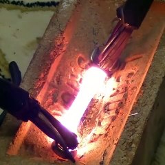 Faire passer un courant de 5000 Volt dans une clé à molette... Experience incroyable