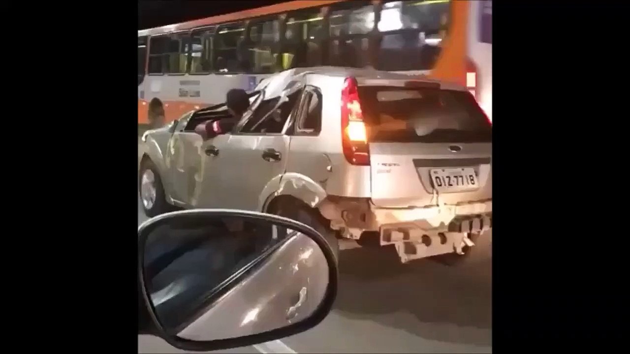 Il roule dans une épave... En mode décapotable
