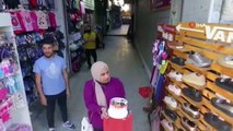 - Filistinli kız, İsrail saldırılarının enkazını temizleyen babasının doğum gününü enkaz üzerinde kutladı