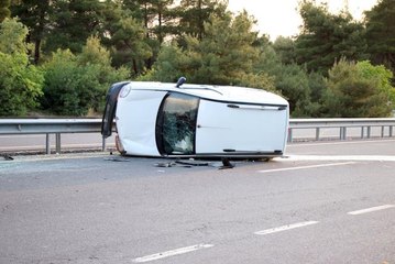 Uşak'ta hafif ticari araç devrildi: 3 yaralı