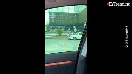 Mujer le reclama a gritos a su supuesta pareja tras verlo con otra persona