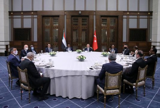 Cumhurbaşkanı Yardımcısı Oktay, Sudan Egemenlik Konseyi Başkan Yardımcısı Dagalo'ya Külliye'yi gezdirdi