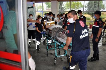 TARTIŞMA SIRASINDA HEM KENDİNİ, HEM EŞİNİ VURDU