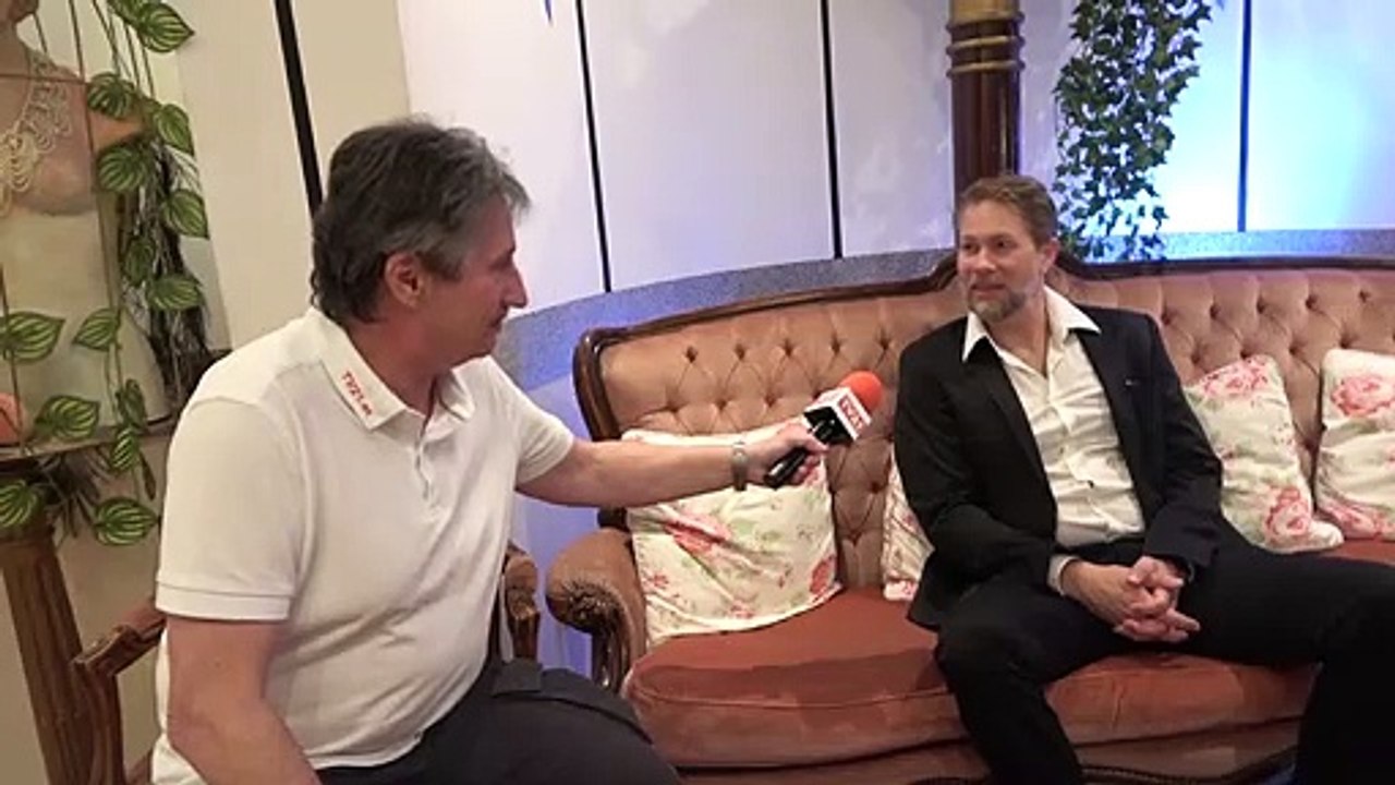 Lachsalven bei TAXI TAXI 2 im Theater Center Forum