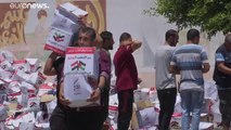 شاهد: مئات الفلسطينيين من قطاع غزة يصطفون في طوابير للحصول على المساعدات المصرية