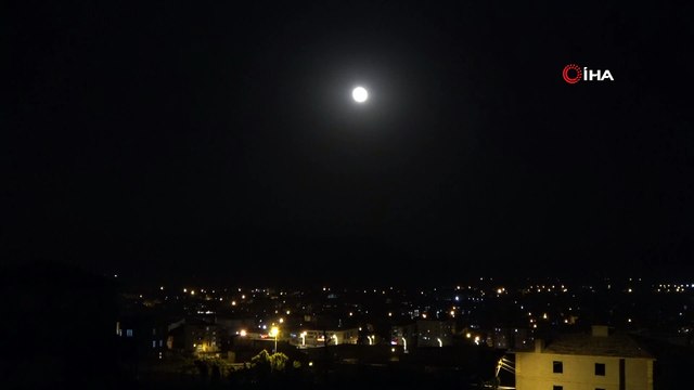 Yüksekova'da ‘Süper Ay’ kendine hayran bıraktı
