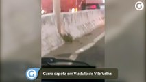 Carro capota em Viaduto de Vila Velha