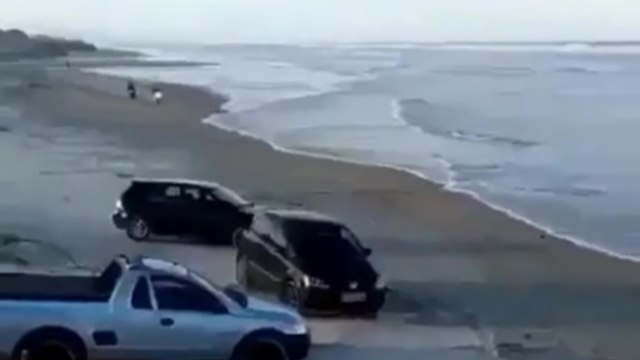 Mauvaise idée de rouler à moto sur la plage