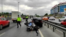 Zeytinburnu'nda motosikletin otomobile çarpması sonucu 2 sürücü yaralandı