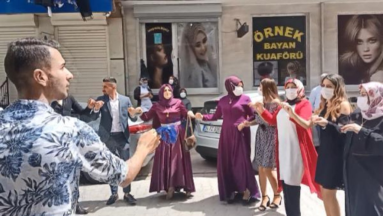 ESENYURT'TA GELİN ALMAYA GİDEN DAMAT VE AİLESİNDEN MASKESİZ HALAY