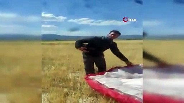 Ekili tarlaya inen Kanadalı paraşütçü ile çiftçinin diyaloğu güldürdü