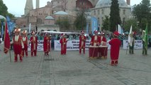 TÜGVA, sabah namazının ardından Ayasofya-i Kebir Camii önünde İstanbul'un fethi programı düzenledi