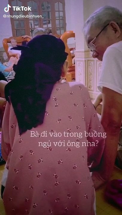 Ông bà trêu đùa nhau trước sự chứng kiến của con cháu